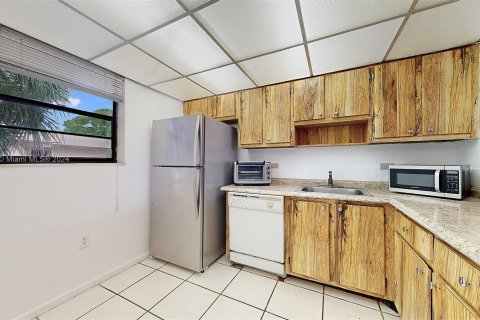 Condo in Miami, Florida, 2 bedrooms  № 1381804 - photo 4