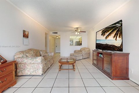 Condo in Miami, Florida, 2 bedrooms  № 1381804 - photo 5