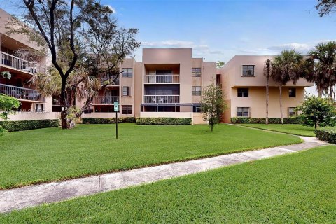 Condo in Miami, Florida, 2 bedrooms  № 1381804 - photo 1