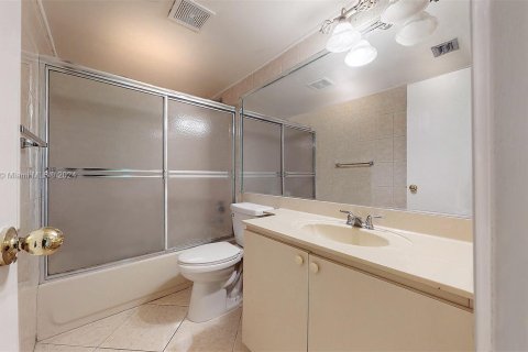 Condo in Miami, Florida, 2 bedrooms  № 1381804 - photo 14