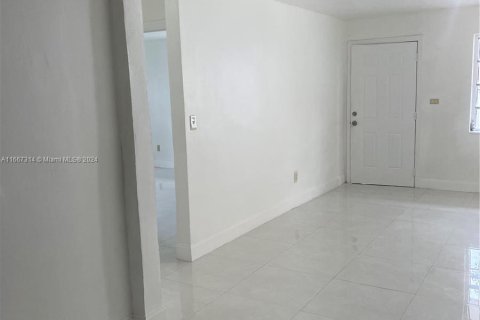 House in Miami, Florida 2 bedrooms, 178.93 sq.m. № 1381904 - photo 5