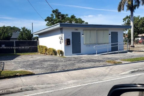 Commercial property in Homestead, Florida № 1381903 - photo 3