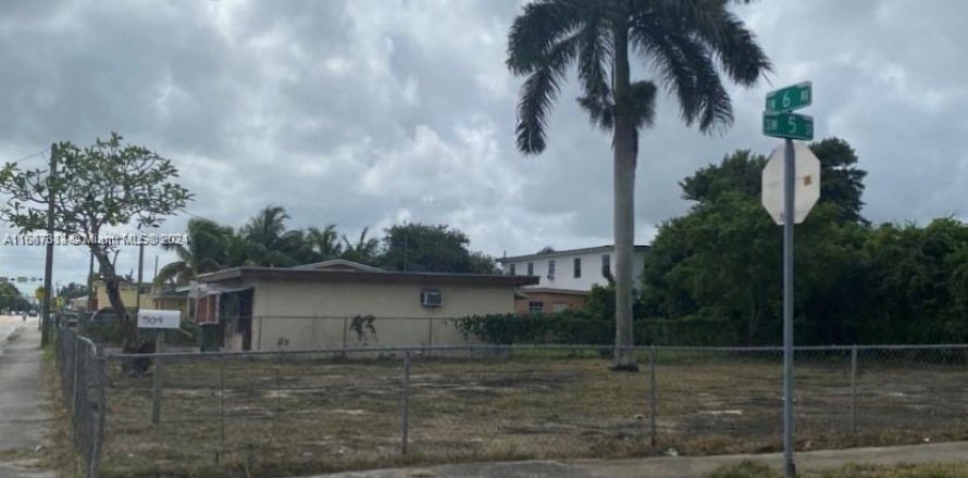 Commercial property in Homestead, Florida № 1381903