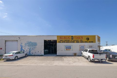 Propiedad comercial en venta en Hialeah, Florida № 1381907 - foto 8