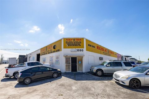 Commercial property in Hialeah, Florida № 1381907 - photo 1