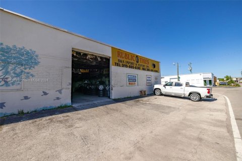 Propiedad comercial en venta en Hialeah, Florida № 1381907 - foto 6