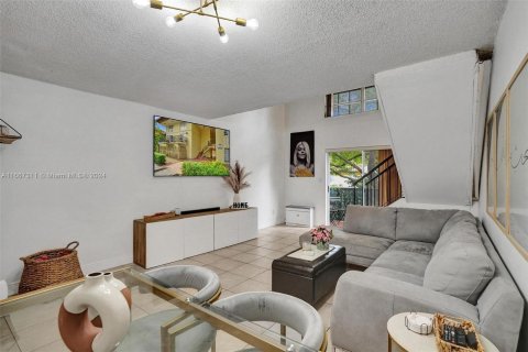 Condo in Miami, Florida, 1 bedroom  № 1381902 - photo 1