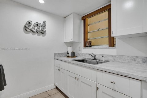 Condo in Miami, Florida, 1 bedroom  № 1381902 - photo 17