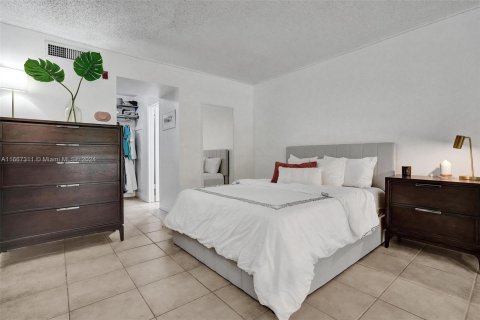 Condo in Miami, Florida, 1 bedroom  № 1381902 - photo 25