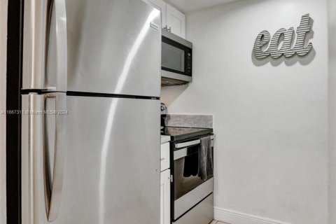 Condo in Miami, Florida, 1 bedroom  № 1381902 - photo 22