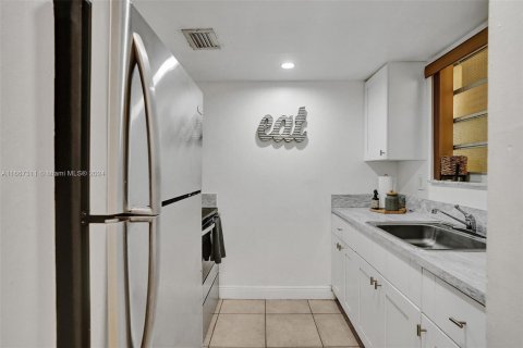 Condo in Miami, Florida, 1 bedroom  № 1381902 - photo 16