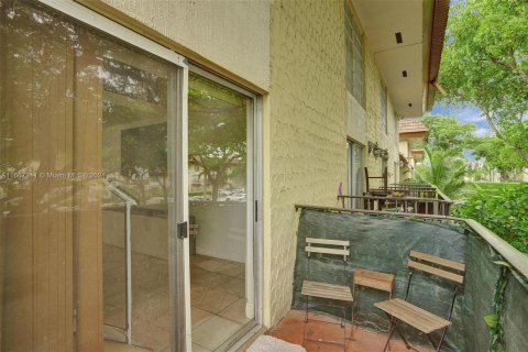 Condo in Miami, Florida, 1 bedroom  № 1381902 - photo 15