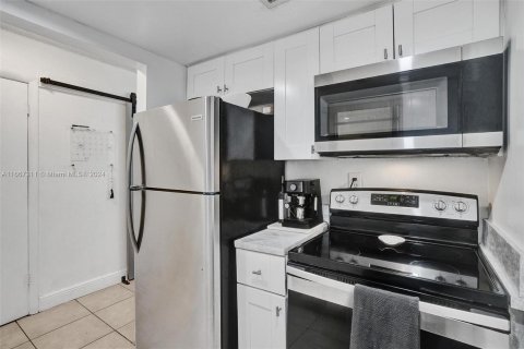 Condo in Miami, Florida, 1 bedroom  № 1381902 - photo 19