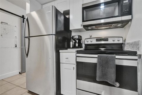 Condo in Miami, Florida, 1 bedroom  № 1381902 - photo 20