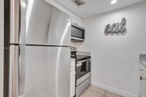 Condo in Miami, Florida, 1 bedroom  № 1381902 - photo 18