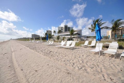 Condo in Highland Beach, Florida, 2 bedrooms  № 1171208 - photo 12