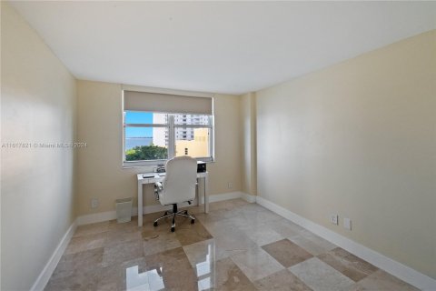 Condo in Miami, Florida, 2 bedrooms  № 1292624 - photo 17