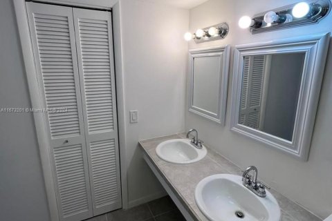 Copropriété à vendre à North Miami Beach, Floride: 2 chambres, 110.55 m2 № 1395956 - photo 13