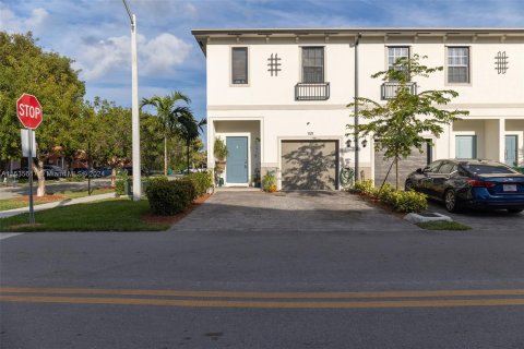 Townhouse in Florida City, Florida 3 bedrooms, 138.24 sq.m. № 1017608 - photo 2