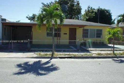 Immobilier commercial à vendre à West Palm Beach, Floride: 176.98 m2 № 1073343 - photo 1