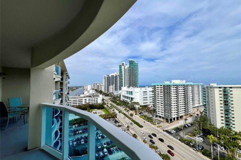 Condo in Hollywood, Florida, 2 bedrooms  № 1045614 - photo 17