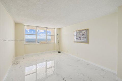 Copropriété à vendre à Hallandale Beach, Floride: 2 chambres, 108.23 m2 № 1328042 - photo 13