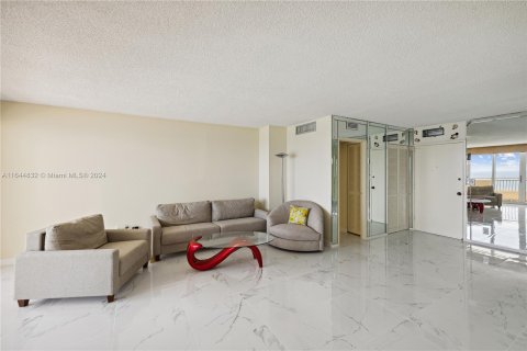 Copropriété à vendre à Hallandale Beach, Floride: 2 chambres, 108.23 m2 № 1328042 - photo 8