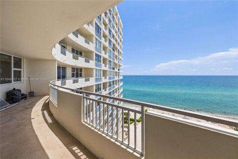 Copropriété à vendre à Hallandale Beach, Floride: 2 chambres, 108.23 m2 № 1328042 - photo 17