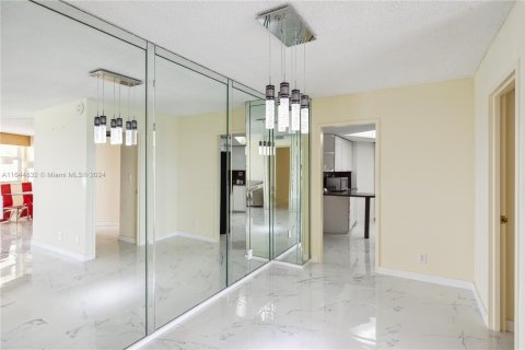 Copropriété à vendre à Hallandale Beach, Floride: 2 chambres, 108.23 m2 № 1328042 - photo 9