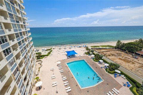 Copropriété à vendre à Hallandale Beach, Floride: 2 chambres, 108.23 m2 № 1328042 - photo 19