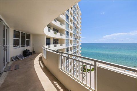 Copropriété à vendre à Hallandale Beach, Floride: 2 chambres, 108.23 m2 № 1328042 - photo 18