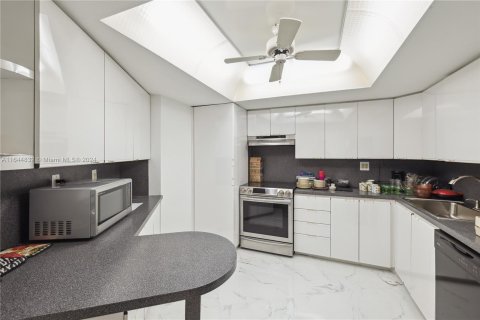 Copropriété à vendre à Hallandale Beach, Floride: 2 chambres, 108.23 m2 № 1328042 - photo 11