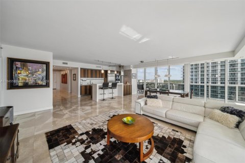 Condo in Hallandale Beach, Florida, 3 bedrooms  № 1328043 - photo 1