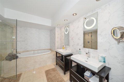 Condo in Hallandale Beach, Florida, 3 bedrooms  № 1328043 - photo 29