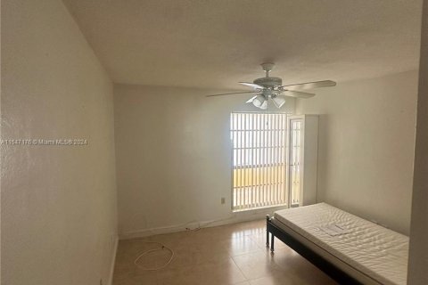 Condo in Hialeah, Florida, 3 bedrooms  № 1330064 - photo 15