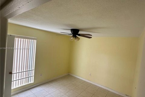 Condo in Hialeah, Florida, 3 bedrooms  № 1330064 - photo 11