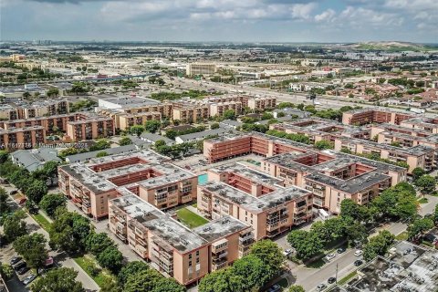 Condo in Hialeah, Florida, 3 bedrooms  № 1330064 - photo 1