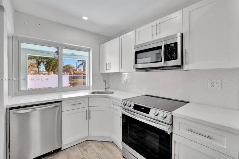 Villa ou maison à vendre à Oakland Park, Floride: 4 chambres, 145.3 m2 № 1058052 - photo 3