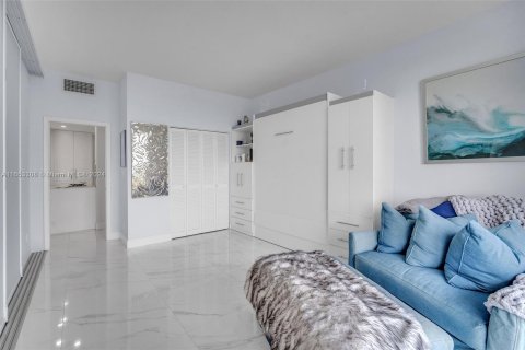 Condo in Hollywood, Florida, 2 bedrooms  № 1348829 - photo 17