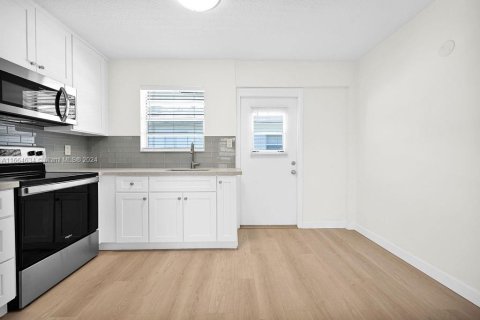 Condo in Hollywood, Florida, 1 bedroom  № 1375767 - photo 22