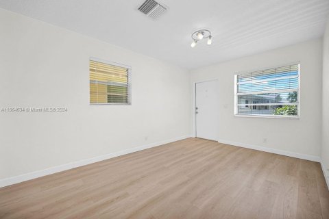 Condo in Hollywood, Florida, 1 bedroom  № 1375767 - photo 16