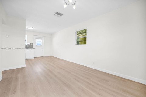 Condo in Hollywood, Florida, 1 bedroom  № 1375767 - photo 15