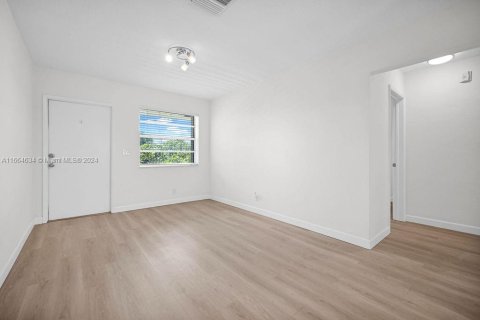 Condo in Hollywood, Florida, 1 bedroom  № 1375767 - photo 17