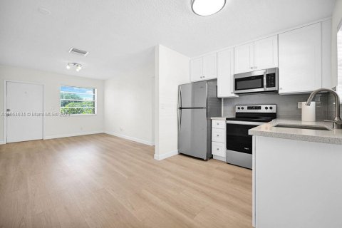 Condo in Hollywood, Florida, 1 bedroom  № 1375767 - photo 19