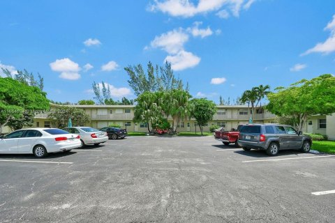 Condo in Hollywood, Florida, 1 bedroom  № 1375767 - photo 1