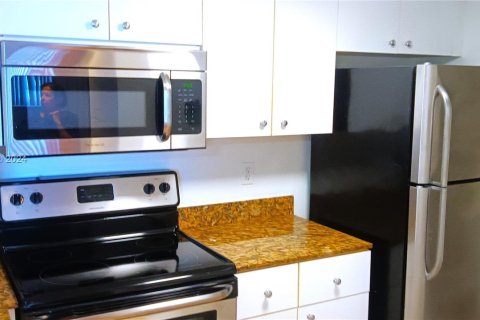 Condo in Miami, Florida, 1 bedroom  № 1375854 - photo 5