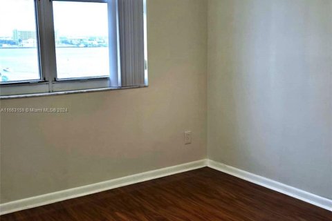 Condo in Miami, Florida, 1 bedroom  № 1375854 - photo 8