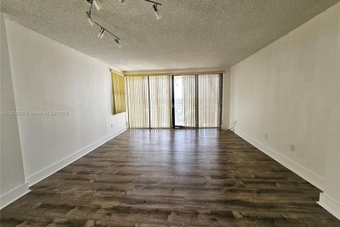 Condo in North Miami, Florida, 2 bedrooms  № 1351667 - photo 7