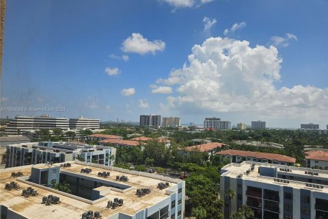 Condo in North Miami, Florida, 2 bedrooms  № 1351667 - photo 14