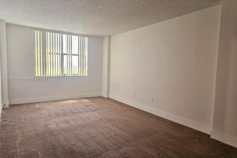 Condo in North Miami, Florida, 2 bedrooms  № 1351667 - photo 8